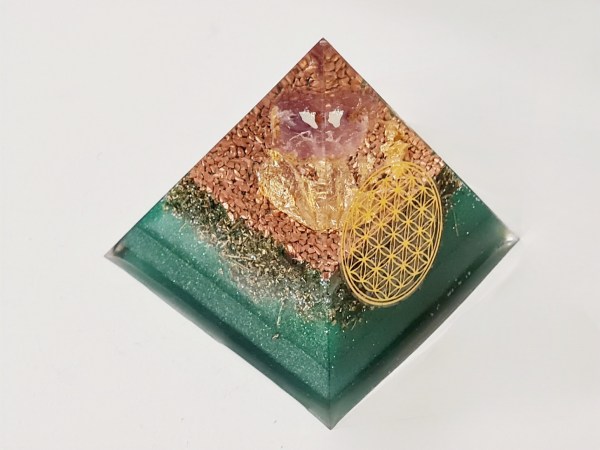 Orgonite pyramide améthyste verte